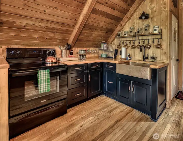 Boasting a stunning copper farmhouse sink as its centerpiece, this kitchen has been meticulously transformed. With all-new cabinetry and high-end fixtures, it’s a space that celebrates both modern convenience and mountain-chic soul.
