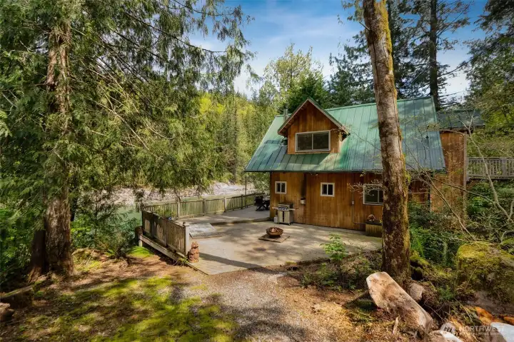 Easy unload directly to the deck, plus a circular upper driveway.