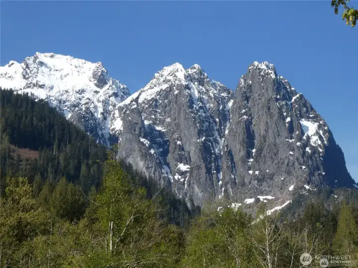 Your basecamp for exploration, close to Heybrook lookout, sunset falls, and countless scenic hikes.