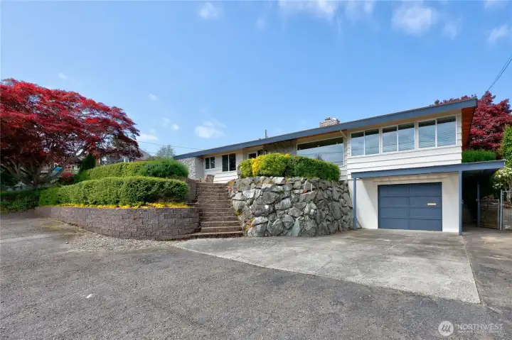 Beautifully Maintained in Manette