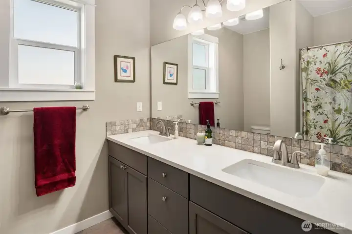 Full bathroom. Full bathroom.
