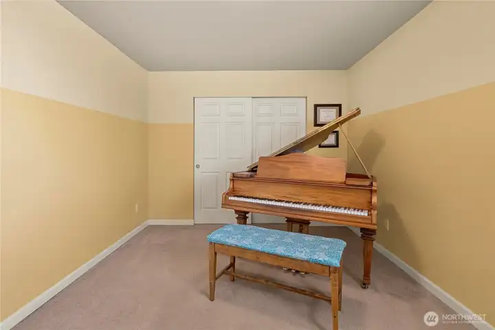 Another lage room that can fill so many uses.