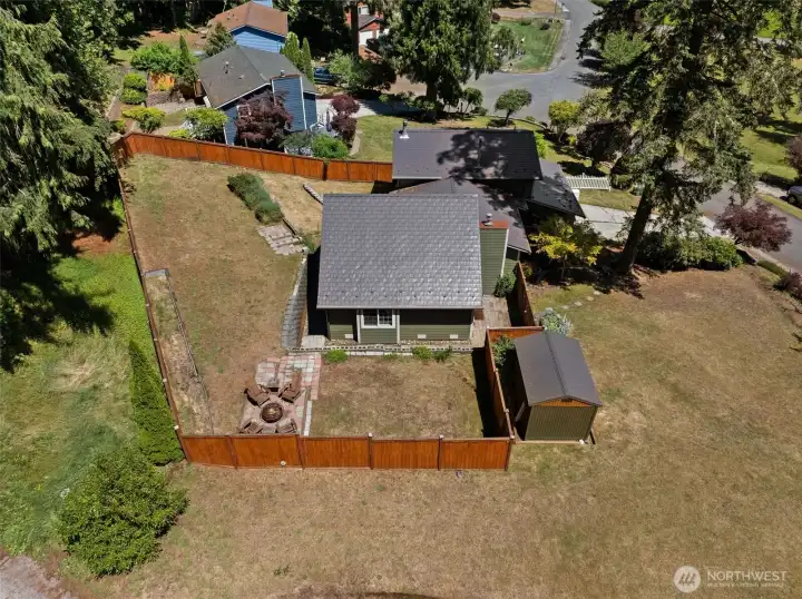 Huge corner lot with new fence! Huge corner lot with new fence!