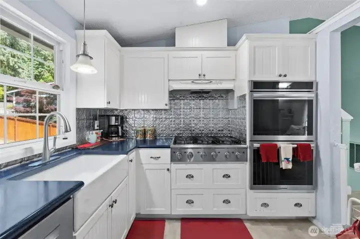Double oven six burner gas range and farmhouse sink Double oven six burner gas range and farmhouse sink