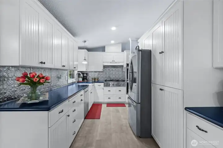 Plenty of storage and counter space for all your gadgets. Plenty of storage and counter space for all your gadgets.