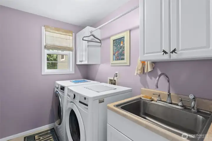 Well appointed laundry room with plenty of space Well appointed laundry room with plenty of space