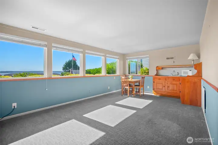 Downstairs bonus room has a wet bar. This multi-purpose room could be used as a home office, gym, guest quarters, or a rec room. Downstairs bonus room has a wet bar. This multi-purpose room could be used as a home office, gym, guest quarters, or a rec room.