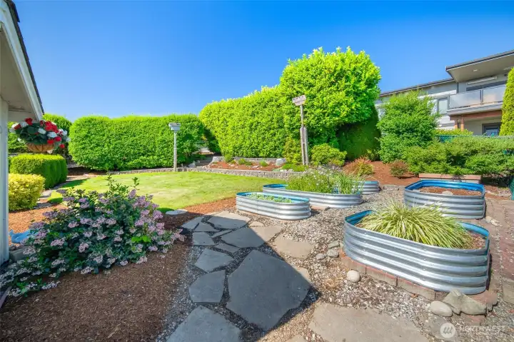 Garden spaces to grow your own food & herbs Garden spaces to grow your own food & herbs