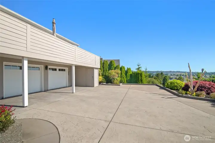 Lots of parking space, including RV space & hookup Lots of parking space, including RV space & hookup