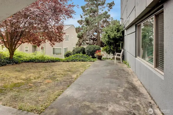 Outdoor area right outside unit. Lots of potential uses! Outdoor area right outside unit. Lots of potential uses!