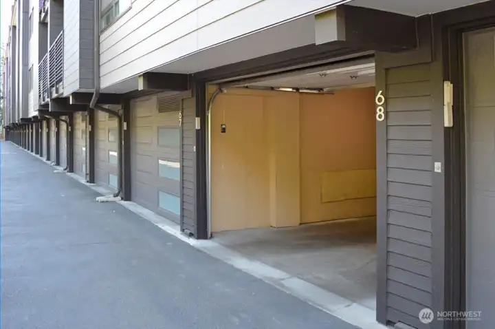 This unit comes with oversized 1 car garage This unit comes with oversized 1 car garage