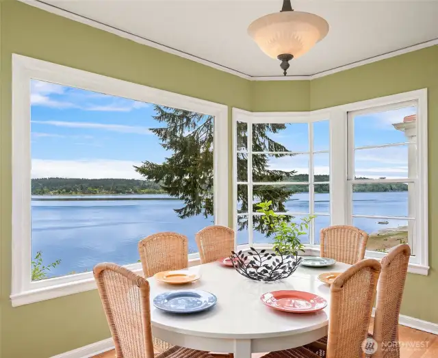 Dining room with views of the Puget Sound and Mt. Rainier.