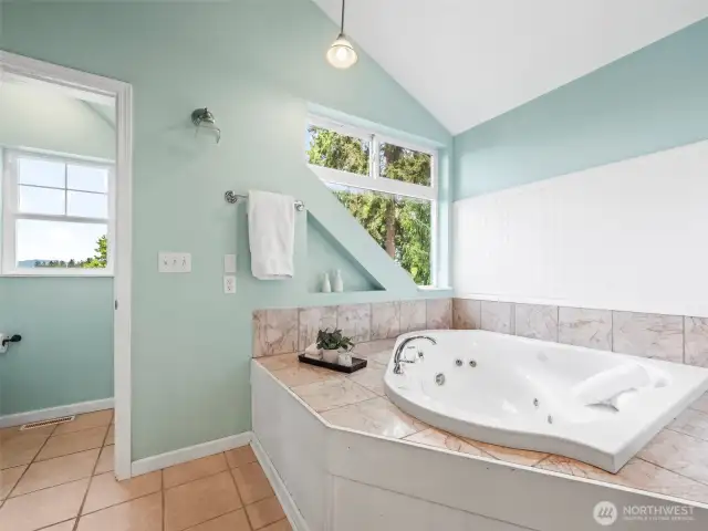 Primary Bathroom w/soaking tub