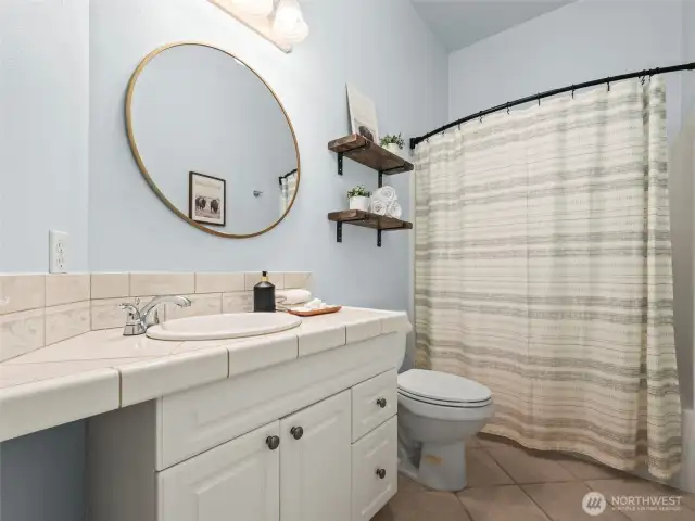Full Bathroom on main