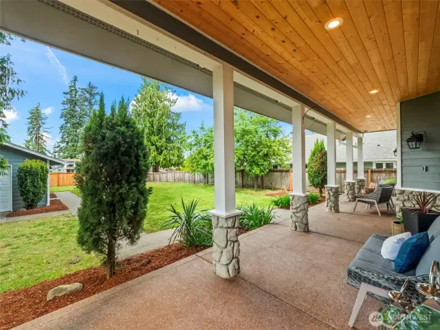 Front porch w/fully fenced in yard
