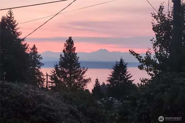 From the dining room, you can see the Puget Sound and the majestic outline of the Olympic mountains. Host dinner parties with this scenery as your backdrop!