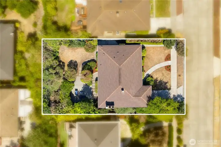 This bird’s eye view shows the ideal layout of the property, and the well-designed walkways.