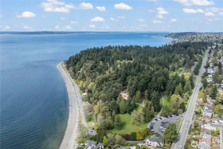 Just north of the Fauntleroy ferry dock is Lincoln Park, with bike trails, picnic shelters, playfields, and an outdoor heated saltwater pool and bathhouse. Enjoy a leisurely stroll on the pathway along the waterfront, or venture into any of the 4.6 miles of walking paths.