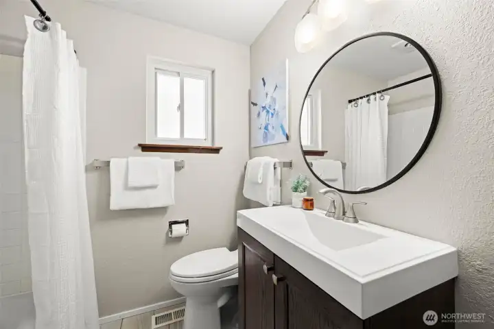 Crisp bathroom with everyday comfort