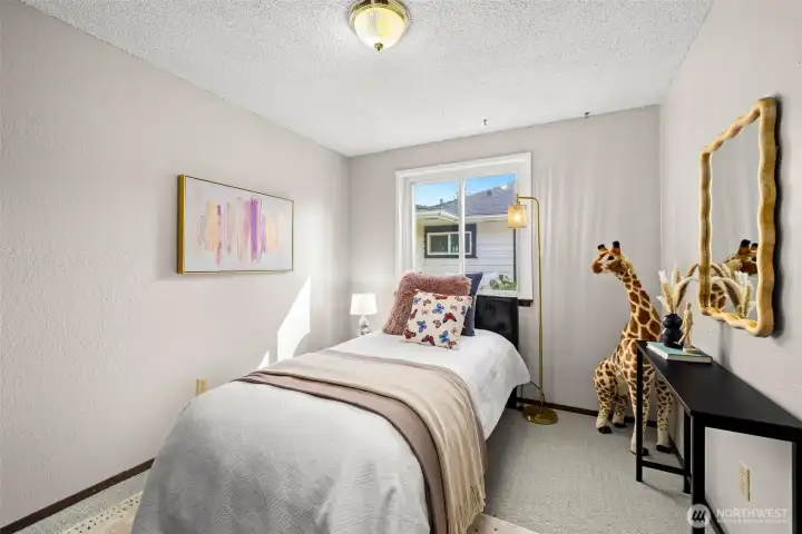 Cozy kid's room, guest room, or home office option