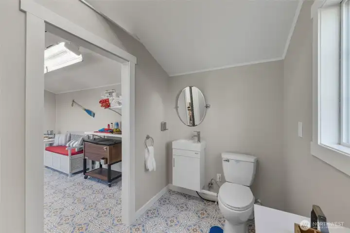 1/2 bath in pool house