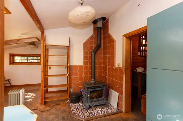 Kitchen/dining off main entrance