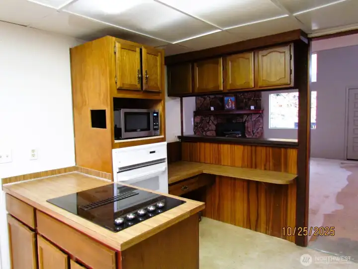 Built in desk, great place to study or perhaps a craft corner for the littles.