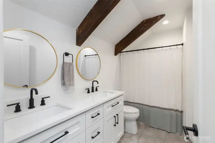 Upstairs full bathroom