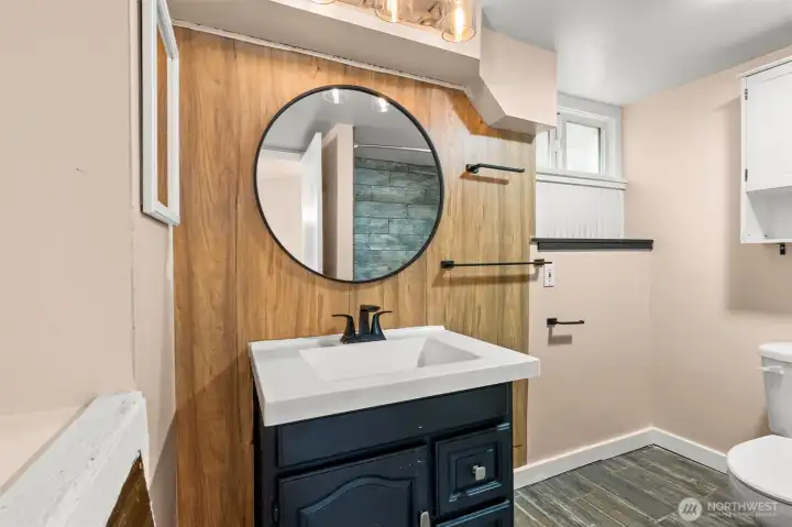 full bath w/ built in storage