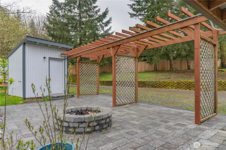 Lots of outside enternaining areas.