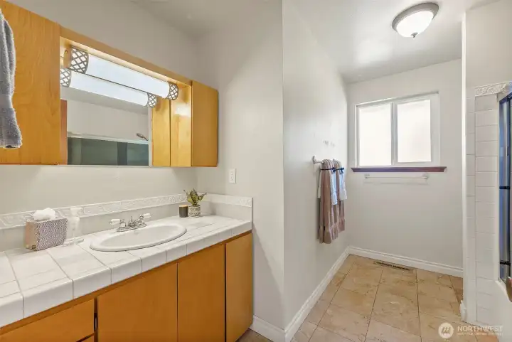 Main floor full bathroom