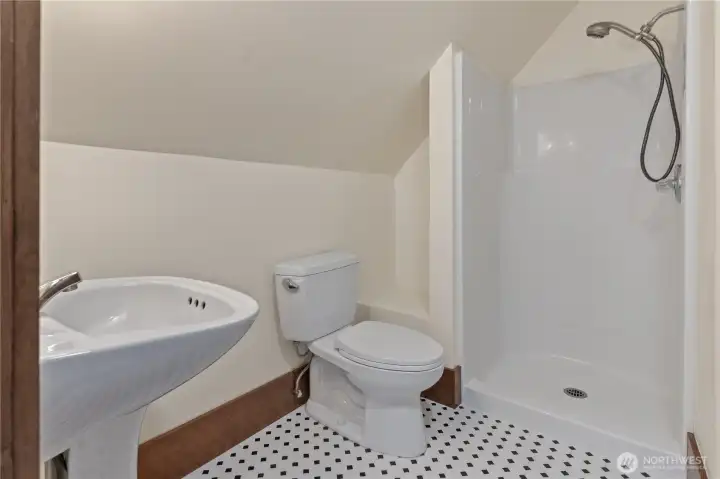 2nd Bedroom en suite Bathroom