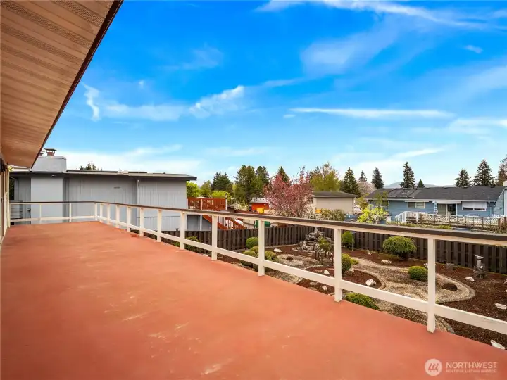 The large deck is an entertainer's dream with lots of space for a BBQ, hammock, tables, and more. Enjoy Cascade and Mt. Rainier views while sipping your morning coffee from here or while enjoying an evening glass of wine as the sun sets.