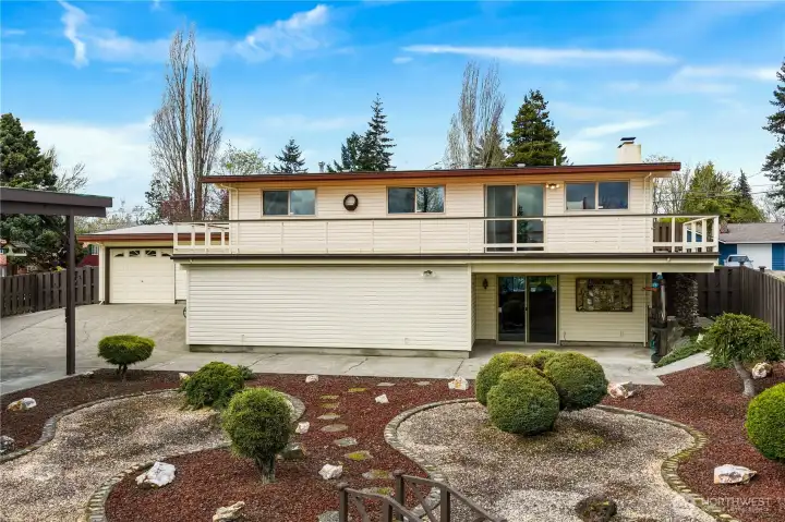 This view shows the manicured backyard that is easy to maintain for those that don't want to spend their precious time mowing the lawn or pulling weeds. On the other hand, there is plenty of space and sunlight to put in a huge flower or vegetable garden.