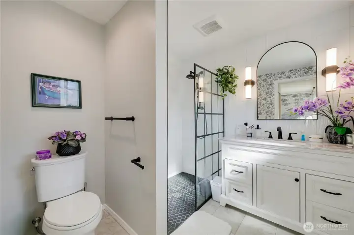 The classy primary bath, very nice.