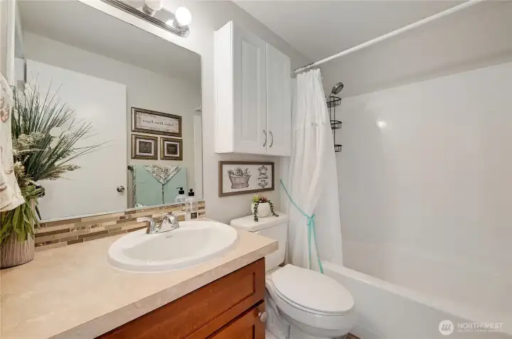 The guest bath is spotless, very nice.