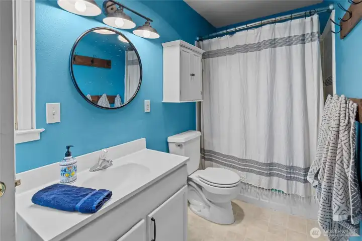 Upstairs full bathroom