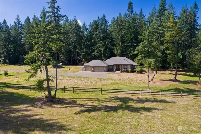 10 BEAUTIFUL ACRES! 2,454 sf | 3 bedrooms | 2 baths | WELCOME HOME!
