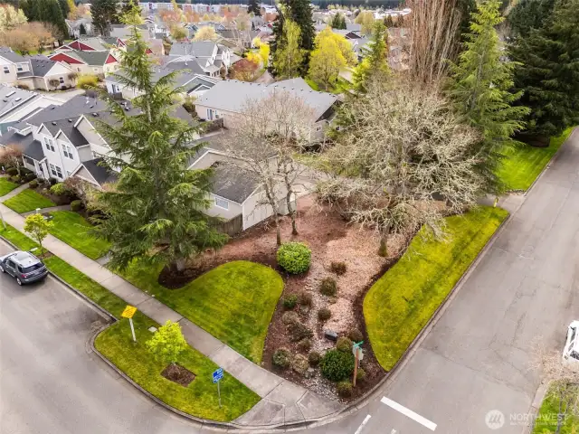 Corner lot/unit. A lot of manicured outdoor space next to the unit.