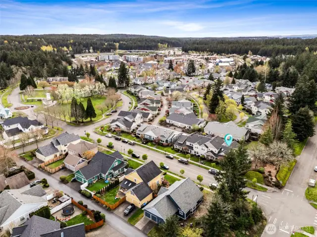 Close proximity to the town center, and many local businesses, restaurants, and coffee.