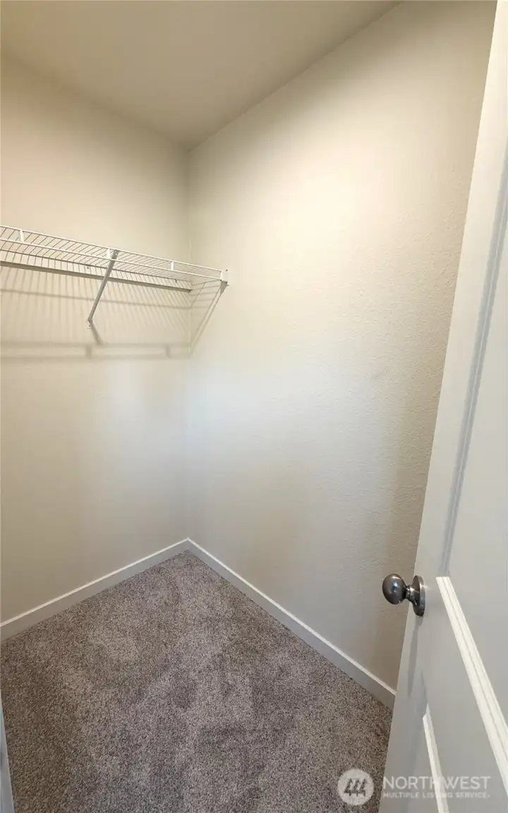 WALK IN CLOSET