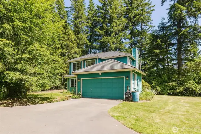 Spacious driveway with turn around