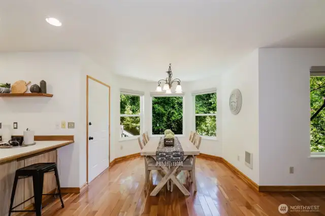 Dining room with bay window highlighting the verdure of this beautiful property