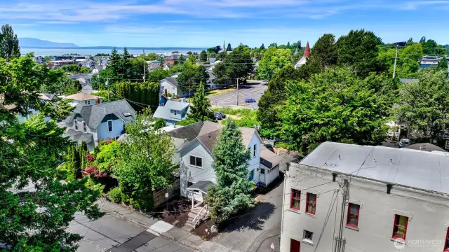 Off the charts walkability score!  Close to the waterfront, downtown, Elizabeth Park, and more