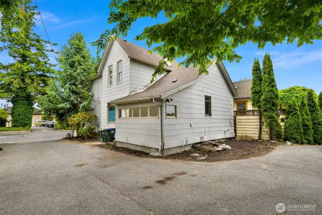 2 shared parking spots available in the back