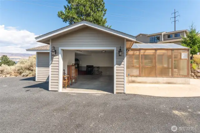 Detached 1 Car Garage/Shop