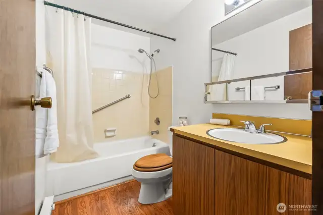 Lower bath is clean and in great shape