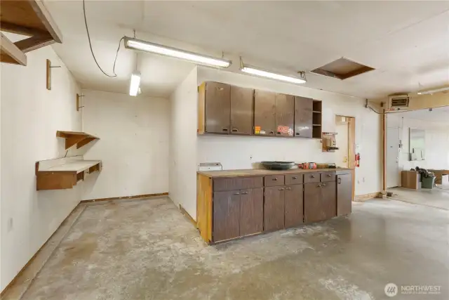 Garage w/extra storage
