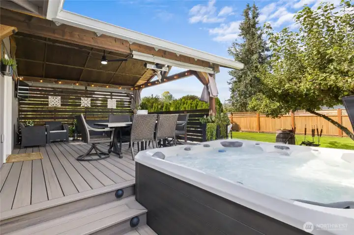 Hot tub right off the deck perfect to slip in after that hard long work day