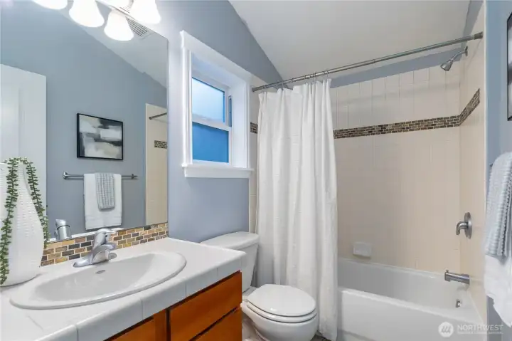 rare full second en-suite bath